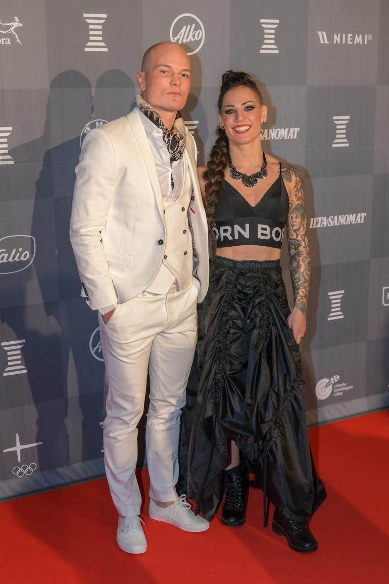Niklas Räsänen ja Eva Wahlström käänsivät katseita punaisella matolla.