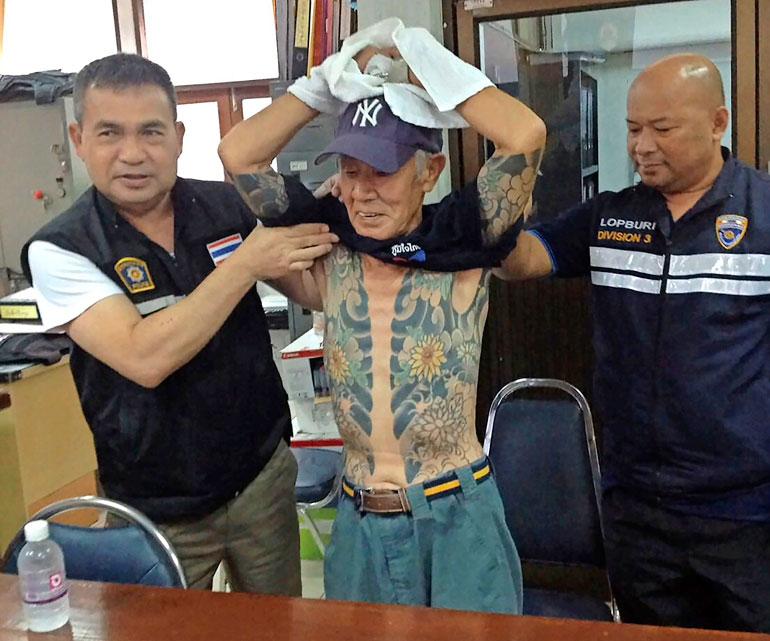 Thaimaan poliisi esitteli paidatonta japanilaista mafiapomoa Shigeharu Shiraita tiedotustilaisuudessa viime viikolla.