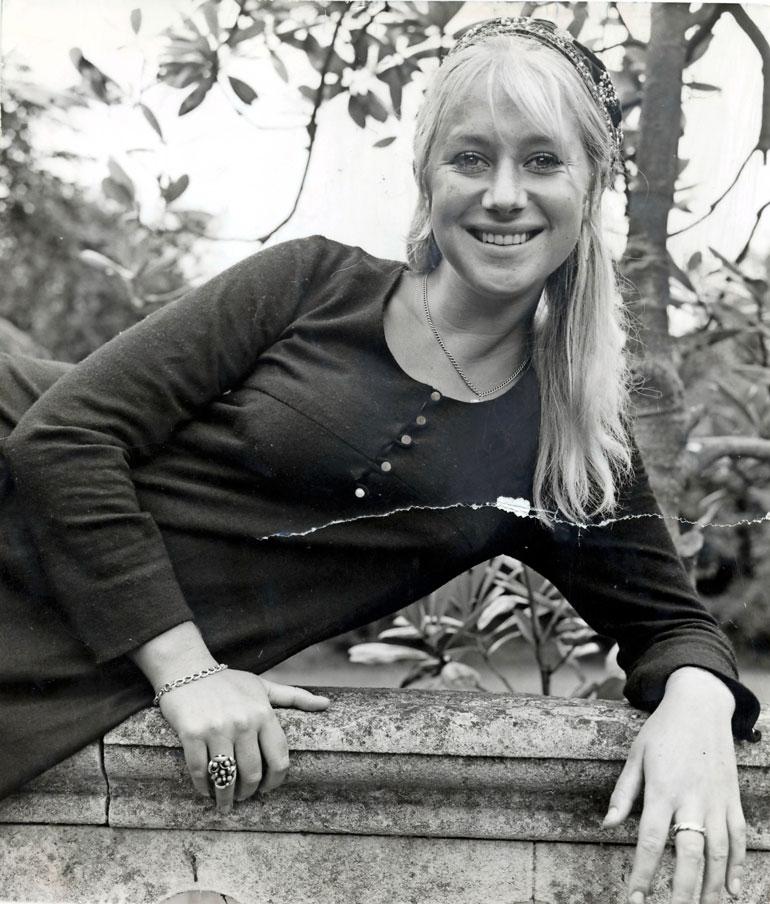 Helen aloitti teatteriopinnot jo alle parikymppisenä. Ensimmäisen elokuvaroolinsa hän sai vuonna 1966.