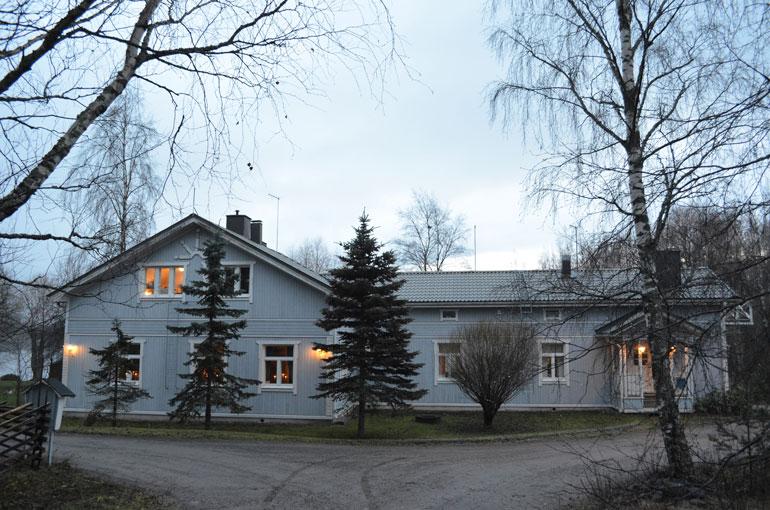 Pertti asuu yhä samassa talossa, missä hän asui ex-vaimonsa Elinan kanssa. Perttiä ei ole kotona hetkeen näkynyt.