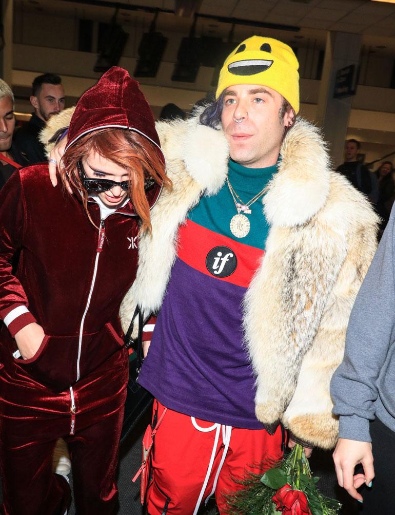 Bella Thorne räppäripoikaystävä Mod Sun lentokentällä ennen festivaaleja.