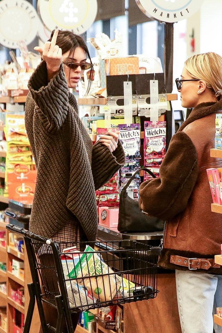 Kendall Jenner näyttää keskisormea.