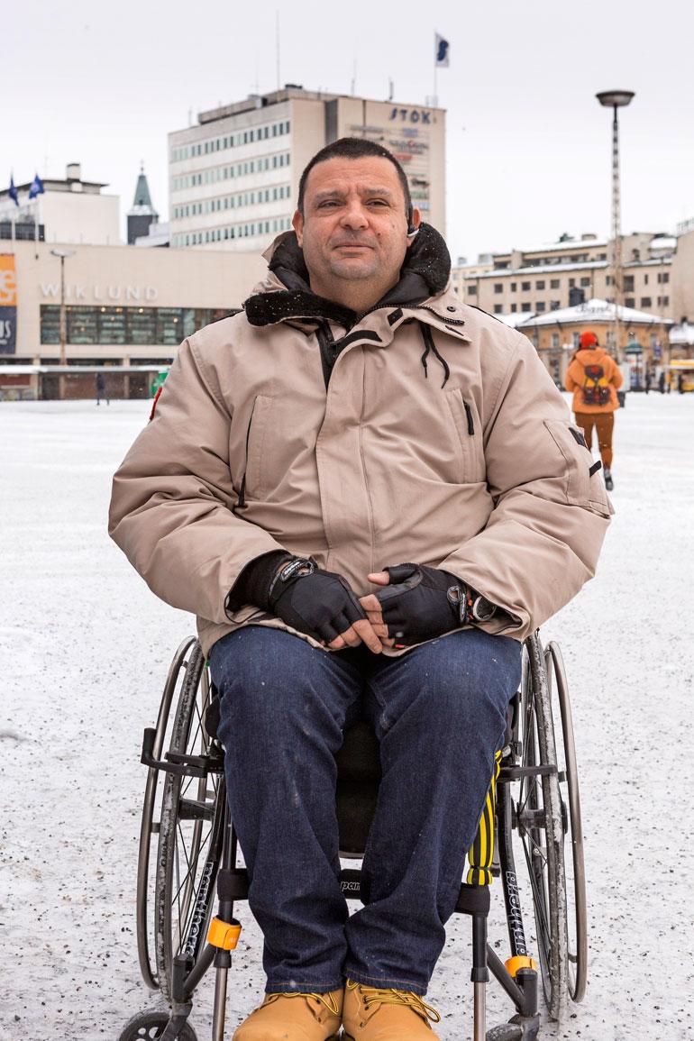 Hassan palasi paikalle, jossa hän osoitti uskomatonta rohkeutta taistelemalla terroristia vastaan. Hänen urhoollisuutensa viivytti murhaajaa merkittävästi ja säästi ihmishenkiä.