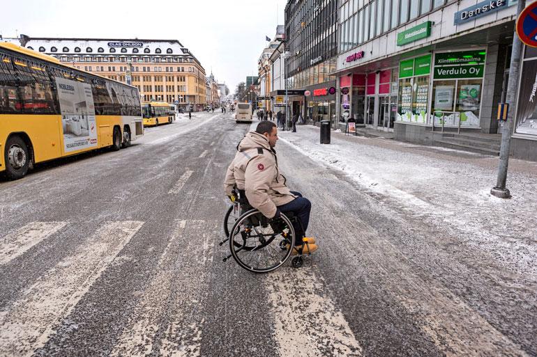 Pyörätuolista Hassan ei todennäköisesti pääse koskaan. Omin jaloin hän pystyy kävelemään vaivalloisesti vain muutamia metrejä.