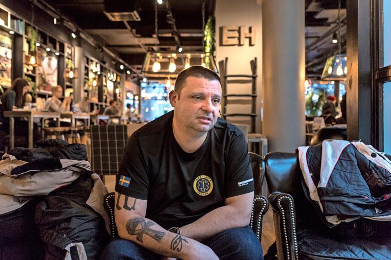 Turun verilöyly ei ollut ensimmäinen kerta, kun Hassan joutui tiukkaan paikkaan. Entisenä YK-sotilaana hän on nähnyt sotaa Bosniassa, Afganistanissa ja Malissa.