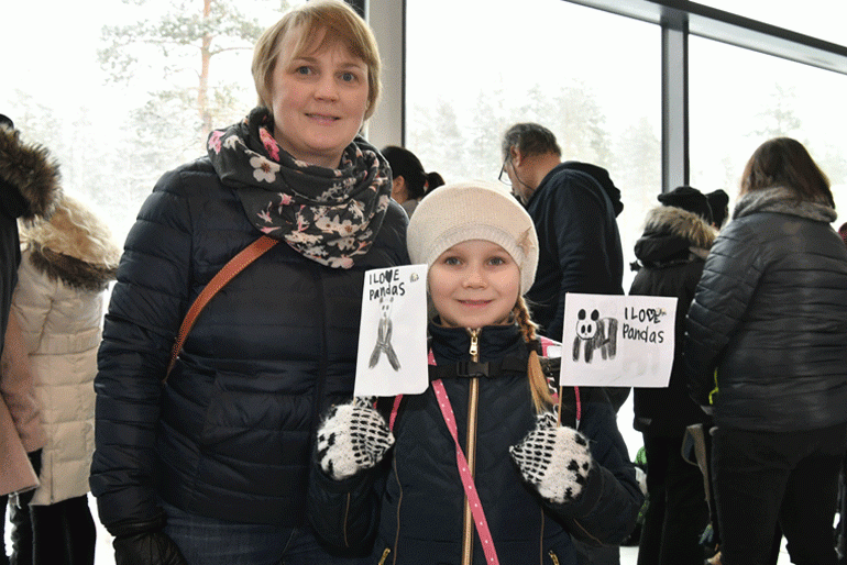 Karoliina ja Siina, 8, ihastuivat pandoihin. – Lumi on varmaan kuperkeikkojen maailmanmestari, Siina pohdiskeli nauraen.