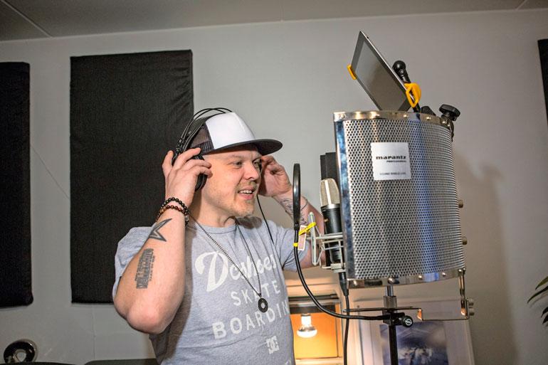 – Olen tällainen yhden miehen paketti. Kotona on studio, jossa ”demottelen” biisejä.