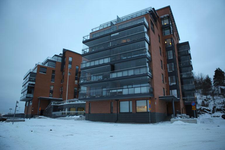 Lauri omistaa yhä myös entisen asuntonsa Aurajoen rannalla. Seiskan selvityksen mukaan hänen veljensä majailee siinä nykyään.