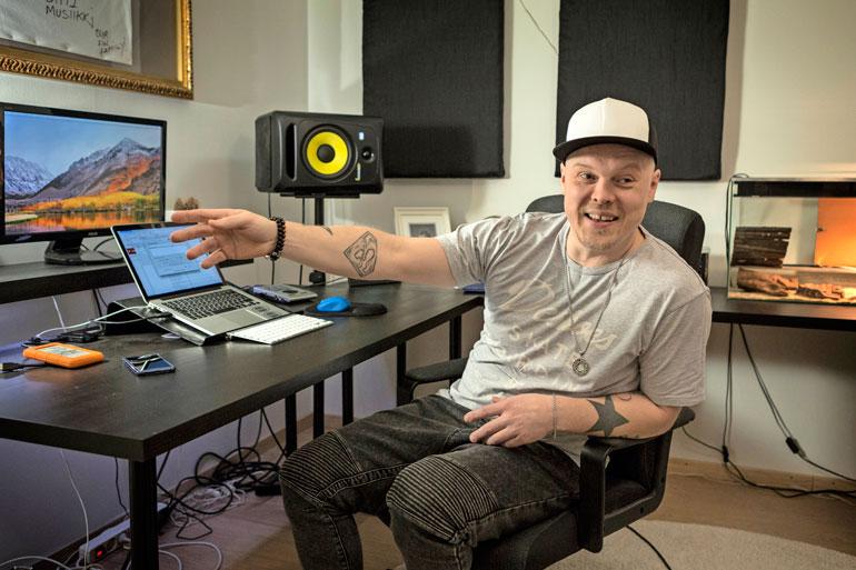Erkko tekee musiikkia omassa kotistudiossa.