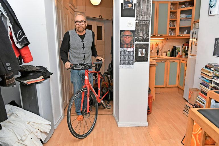 Taiteilijakodin seinillä on runsaasti kuvia Jeesuksesta, Jussista itsestään ja hänen läheisistään. Jussi ylläpitää kuntoaan pyöräilemällä ahkerasti.