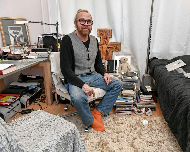 Jussi ja hänen kotialttarinsa. – Kun kirjan viimeinen lause oli hiottu, työurakka lopetettiin rukoukseen, Jussi paljastaa.