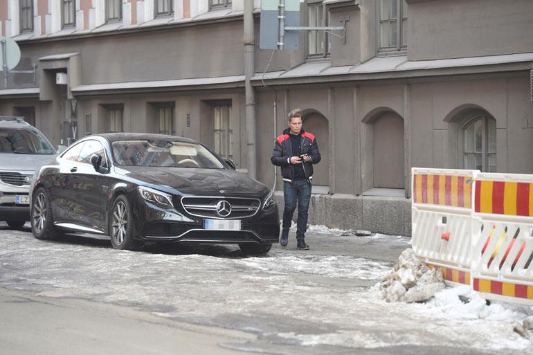 Lopulta Cheek nousi autostaan ulos huojentuneena, kun oli saanut haluamansa parkkiruudun.