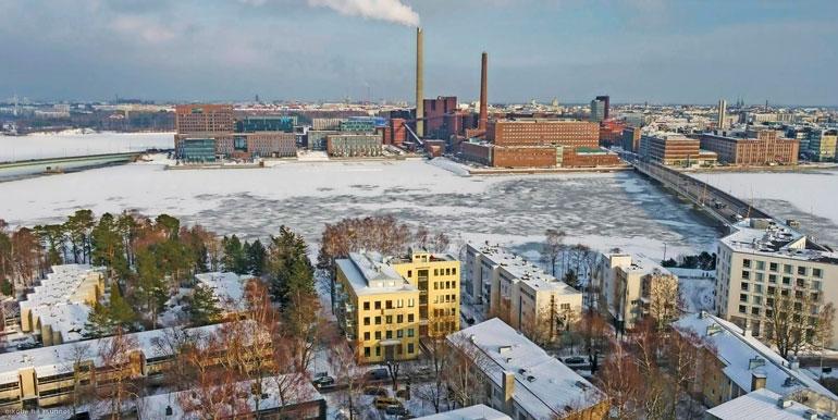 Loft-asunnon kolmannesta kerroksesta avautuu näkymä yli Lauttasaarensalmen.