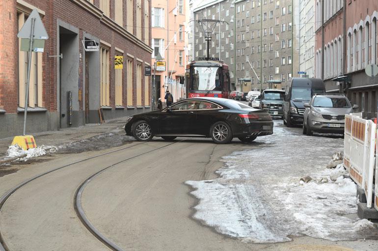 Ajettuaan yksisuuntaista katua väärään suuntaan Cheek ryhtyi kääntämään autoaan himoitsemaansa ruutuun.