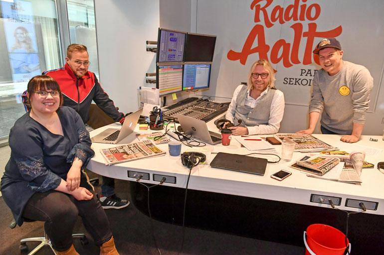 Radiotyön lisäksi Hanna on kunnanvaltuutettu ja kirjailija. – Viime syksy oli yhtä hullunmyllyä, kunnes hoksasin ottaa itselleni aikaa, hän sanoo. Jarkko on tuttu tv:n kykykilpailuista. – Kun Jarkko kertoi USA:ssa töistään, ihmiset kelasivat, että hän on miljonääri, Kimmo kertoo.
