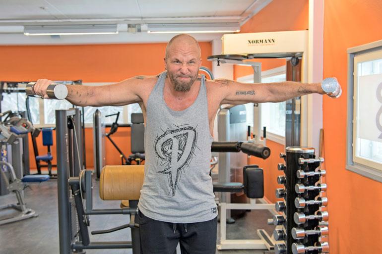 Marko treenaa huomattavasti pienemmillä painoilla kuin ennen, mutta nostelee niitä sitäkin innokkaammin. – Olen treenannut joka päivä tätä kuvausta varten, hän paljastaa.
