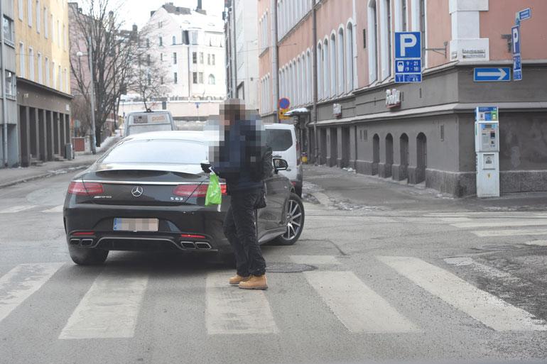 Jalankulkijat saivat varoa varpaitaan, kun parkkipaikkaa tavoitellut Cheek päristeli korttelirallia.