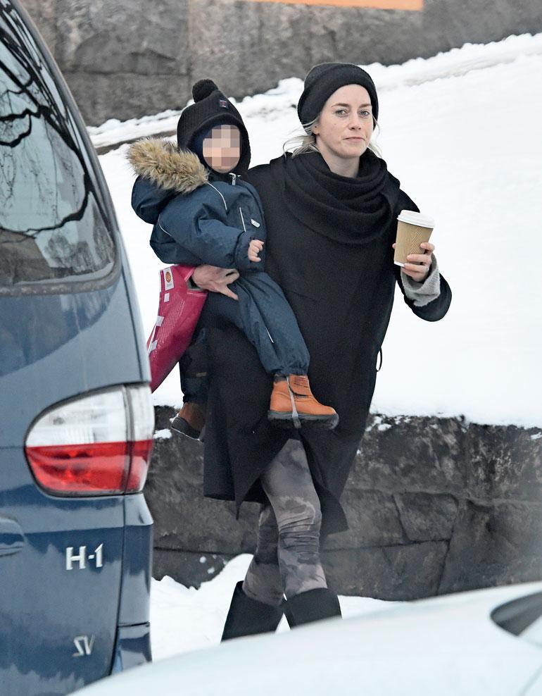 Iina Kuustonen ja lapsi.