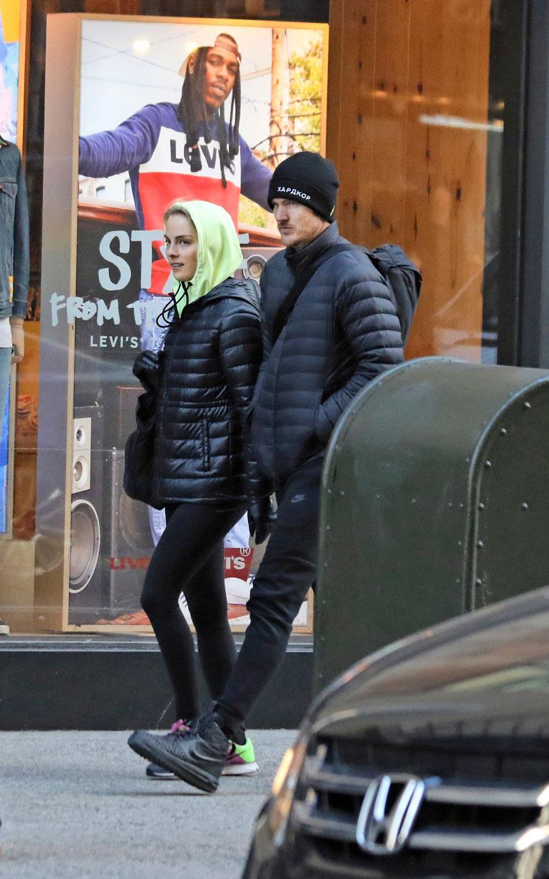 Kiira Korpi ja Arthur Borges kiiruhtivat treenisalilleen halki New Yorkin vilkkaan ostoskadun.