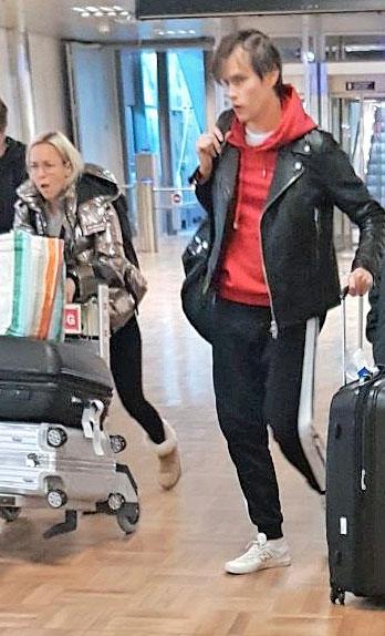 Pitkä lentomatka uuvutti Johannes Holopaisen, Paula Vesalan sekä Paulan ja hänen ex-puolisonsa Lauri Ylösen Julius-pojan.
