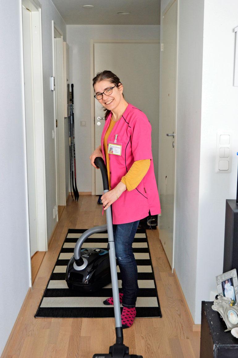 Elämänilonsa takaisin saanut Kirsi tekee nyt lähihoitajan töitä vanhusten parissa.