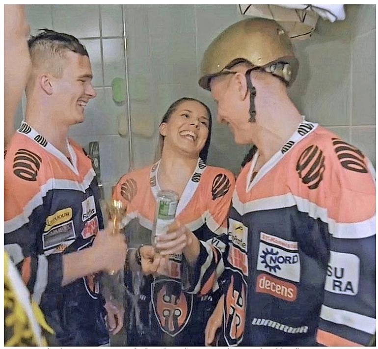 Otso (vas.) iski silmänsä Viiviin Posse-ohjelman kuvauksissa, joissa hän vieraili suihkurallissa toisen Tappara-puolustajan Aleksi Salosen kanssa.