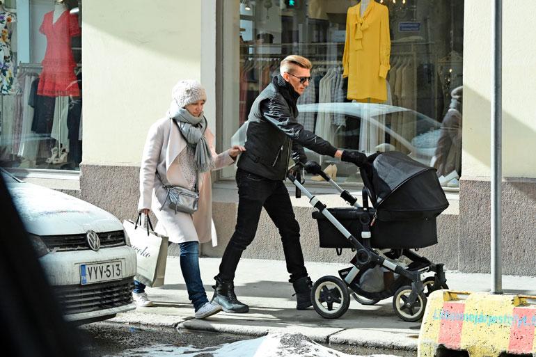 Anu vaikutti tyytyväiseltä, sillä trendiputiikista löytyi kassiin täytettä.