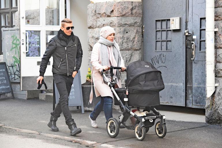 Pari lähti kävellen kohti keskustaa. Rattaissa oli puolivuotias tyttölapsi.