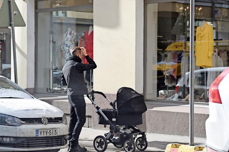 Jarkko vaikuttaa tyyliniekalta. Hän laittoi tukkaansa ojennukseen näyteikkunan peilikuvan avulla.