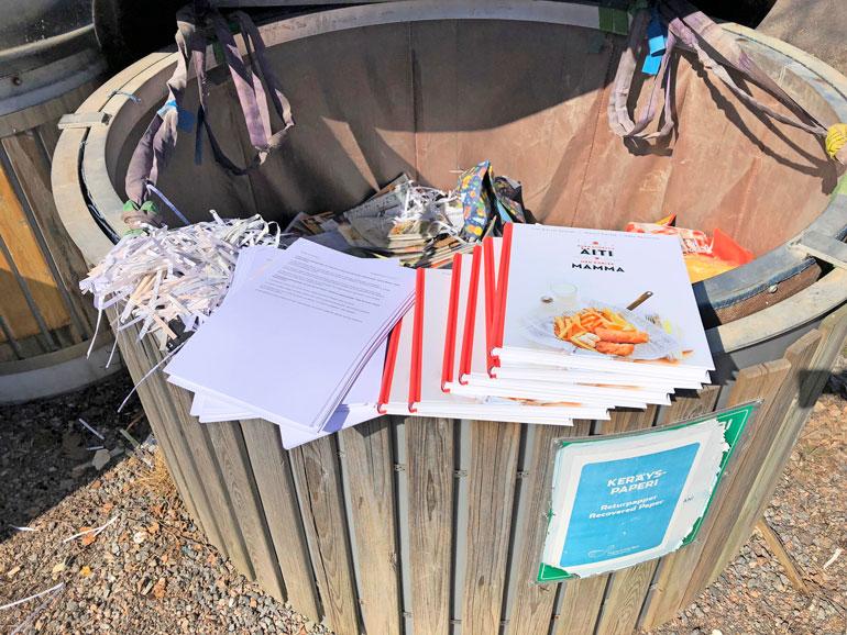 Pahvilaatikossa oli kirjojen lisäksi A4-nippuja.