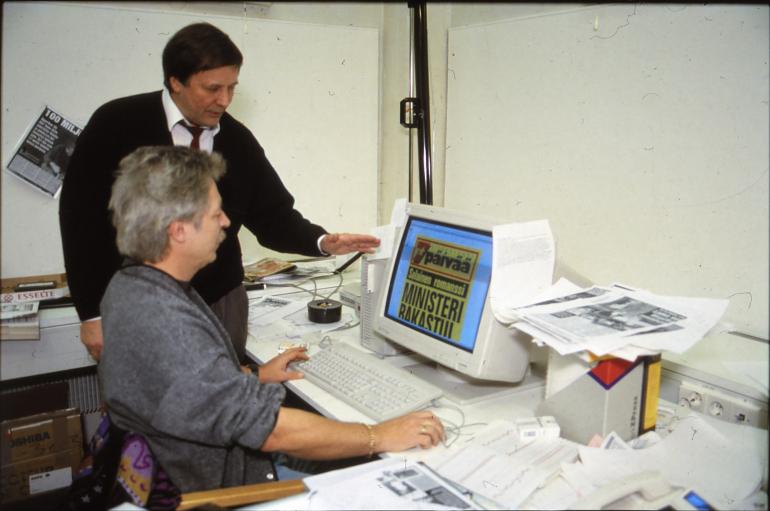 Heikki Parkkonen suunnittelemassa Seiskan visuaalista ilmettä vuonna 1992.