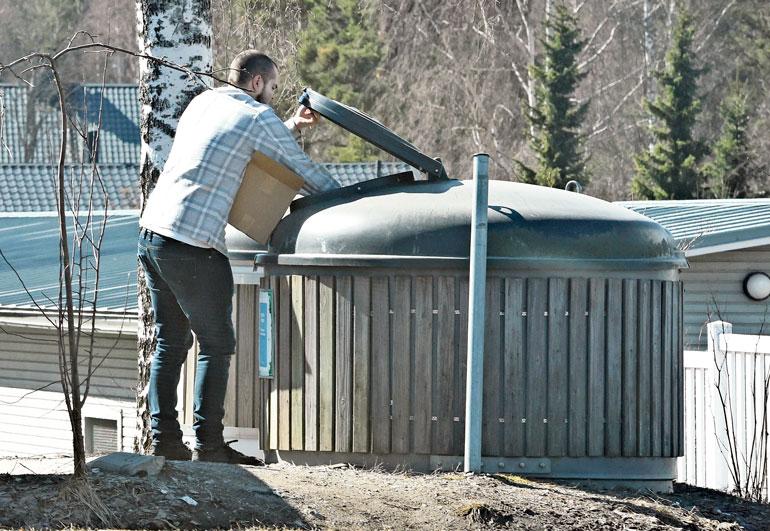 Ari Koponen heitti lahjoitetut kirjat roskiin.