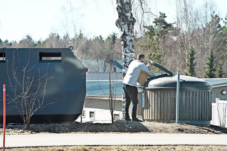 Koponen tyhjensi pahvilaatikon jätesäiliöön. Hän heitteli kirjat huolellisesti oikealla kädellään säiliön perukoille.