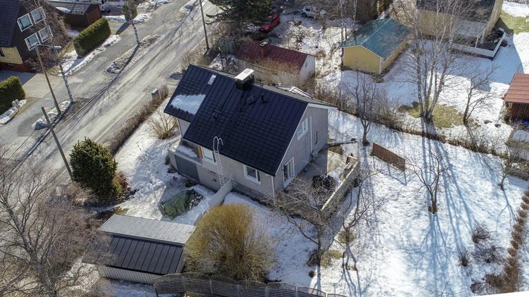 Talossa on viihtyisä terassi, jossa Kai ja Sanni voivat rentoutua kesäisin.