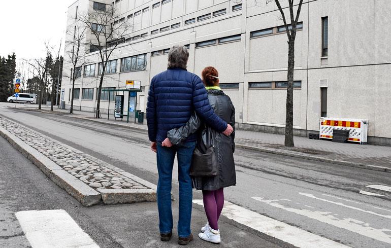 Anatoli ja Marjatta kävelivät poliisitalon ympäri. Pienten ikkunoiden takana on sellit, joista yhdessä heidän poikansa lusii.