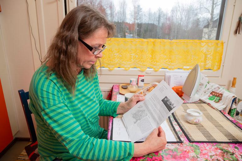 – Juoppoputkassa olen ollut mutta en koskaan vankilassa. Kerta se on ensimmäinenkin, Kerstin Lindeman-Peltonen (ent. Campoy) kuvasi maanantaina alkanutta vankilatuomiotaan. Hän lähti Jämsästä bussilla linnaan.