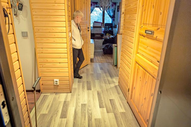 Kun Satu palasi kotiinsa viime perjantaina, eteinen oli veren peitossa. Hän alkoi heti siivota ja remontoida asuntoa kuntoon. – En halua spekuloida, mutta sellaisia jälkiä ei ampumisesta synny.