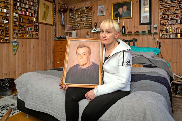 Satu Anderssonin asunto on täynnä yhteiskuvia hänen ja miehensä, tunnetun ammattirikollisen Raimo Anderssonin yhteiseltä matkalta. – Rami oli itsekin taitava piirtäjä, Satu kertoo miehensä muotokuva sylissään.