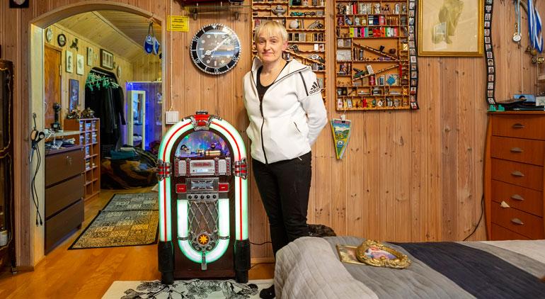 Miehensä surman jälkeen Satu on pitänyt itsensä kiireisenä. Hän remontoi asuntoaan, hoitaa yrityksensä asioita ja suunnittelee Raimon hautajaisia.