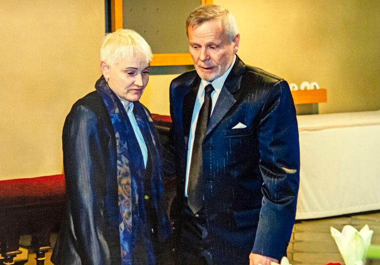 Tämä on viimeisiä yhteiskuvia Sadusta ja hänen miehestään. Kuva on otettu Sadun isän hautajaisissa marraskuussa.