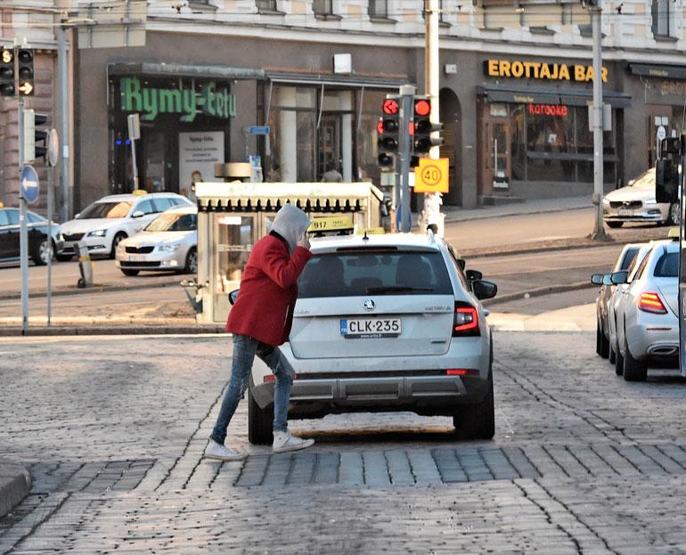 Kaduntallaajat katselivat ihmeissään, kun rokkari loikki punaisia valoja päin.