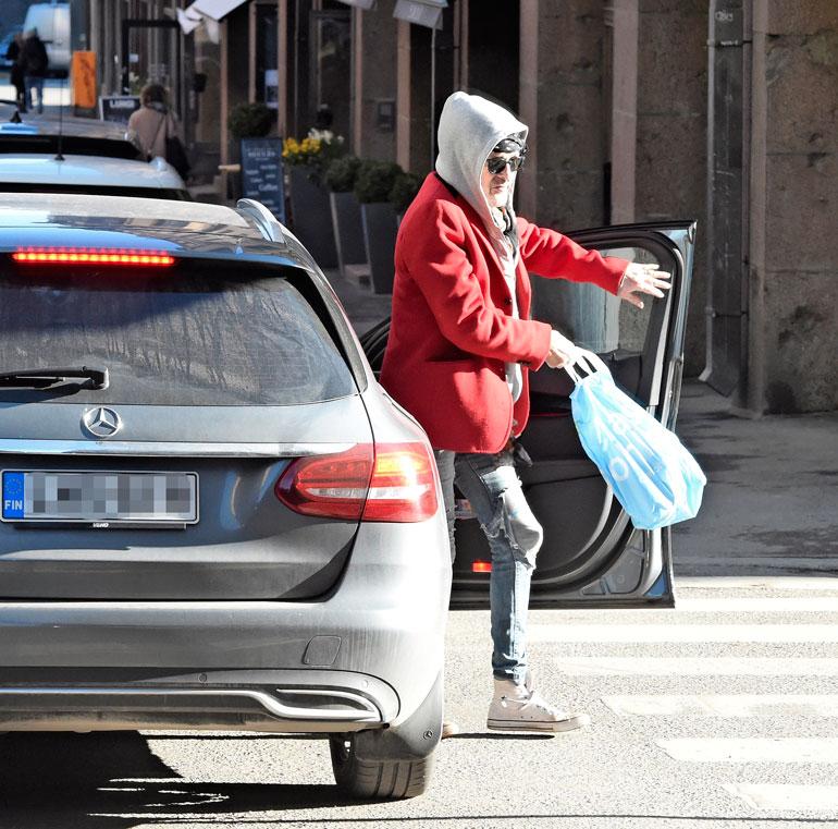 Korkeavuorenkadulla Andylle tuli jano, sillä hän jäi taksista pois ravintolan kohdalla.