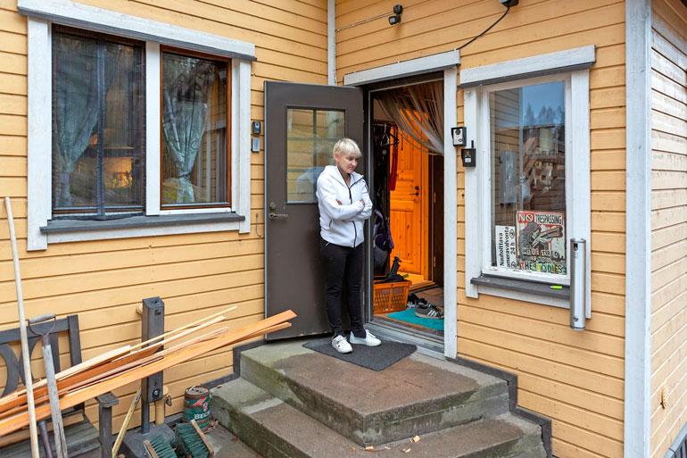 Moni on ihmetellyt julkisuudessa Anderssonin kodin raskasta kameravalvontaa. Myös poliisi on ollut kiinnostunut taltioituneesta materiaalista.