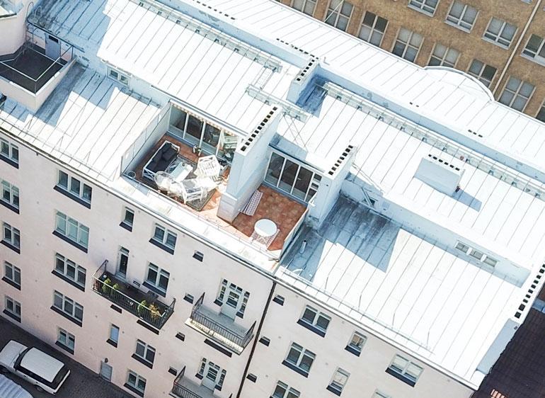 Ylimmän kerroksen huoneiston kruunaa kattoterassi, joka avautuu sisäpihan suuntaan.