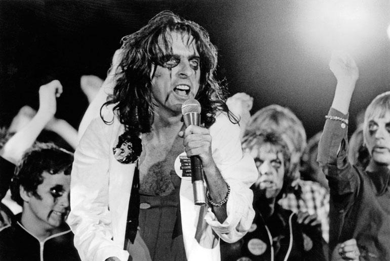 Alice Cooper on rockmusiikin teatraalisuuden edelläkävijä. Hänen hurjat lavashow'nsa aiheuttivat aikoinaan jopa mielen-osoituksia. 