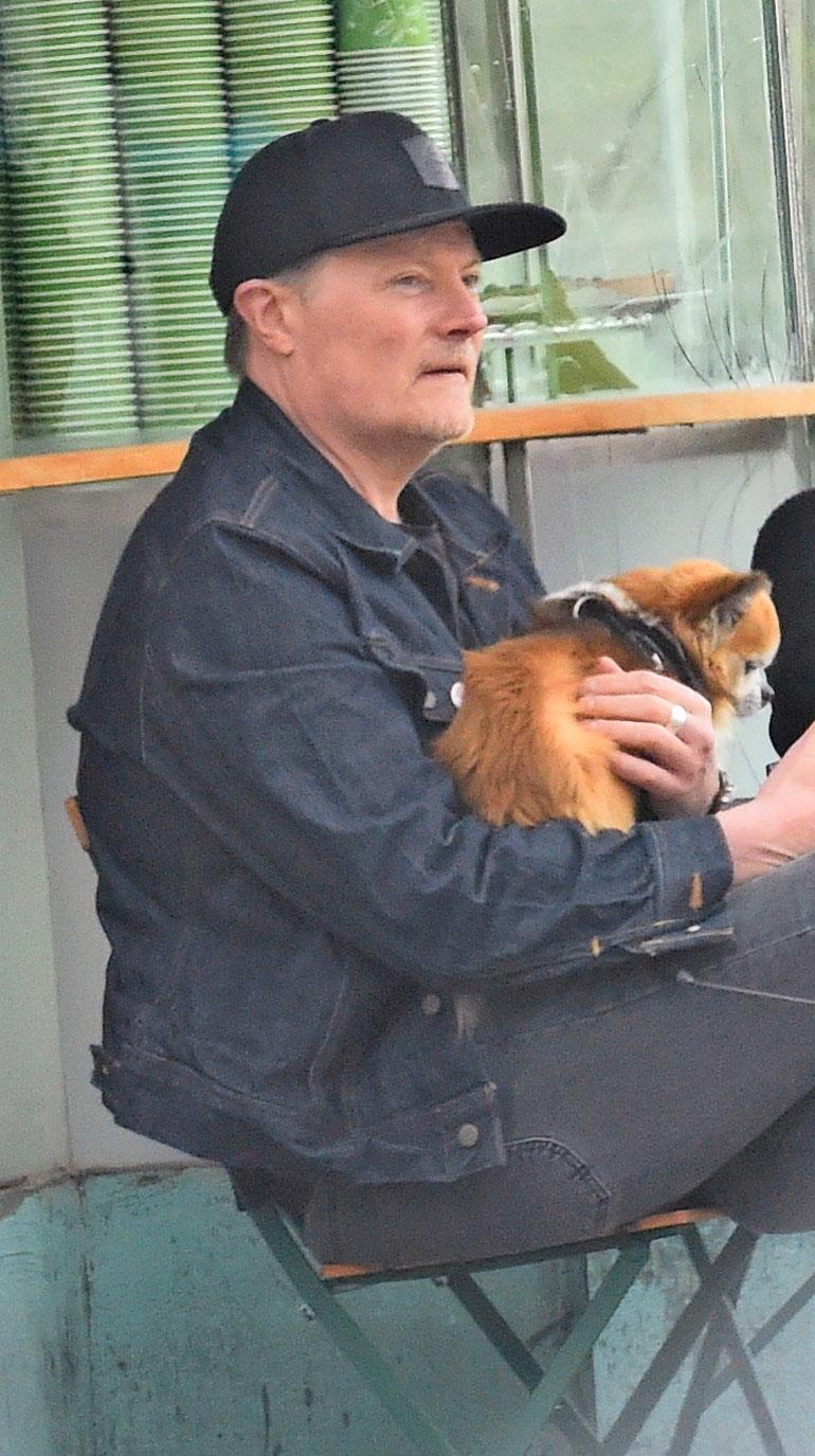 Kaksikko palloili Kaivopuistossa.