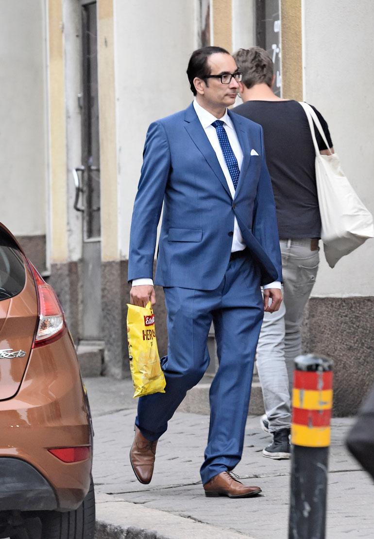 Heikki Lampela matkalla kotiinsa sipsipussin kanssa.