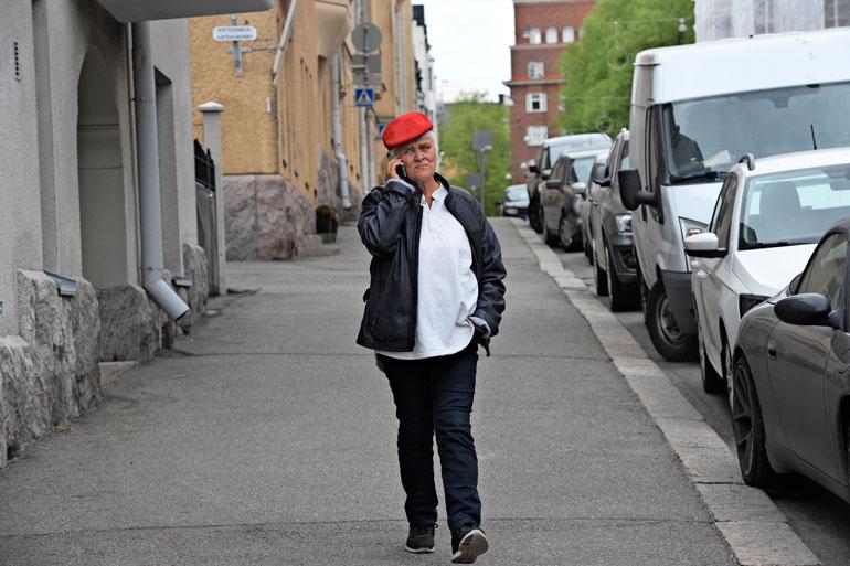 Kirjailija-näyttelijällä oli asiaa puhelimeen.