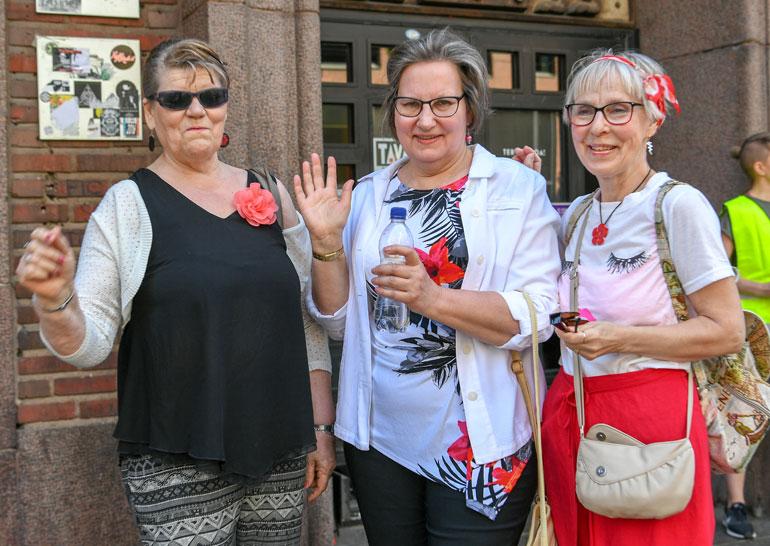 Riitta Heleste, Pirjo Karppinen ja Vappu Pellinen ovat käyneet mummodiscossa ennenkin. – Tunnelma täällä on hyvä.