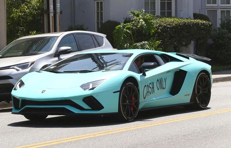 Justinin Lamborghinissa on tehokas V12-moottori, ja se kiihtyy nollasta sataan noin kolmessa sekunnissa.